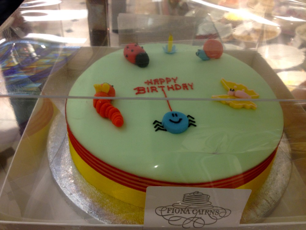 How cute is this cake! If I ever have a little baby and we celebrate their birthday in London this is the cake I will get for them!